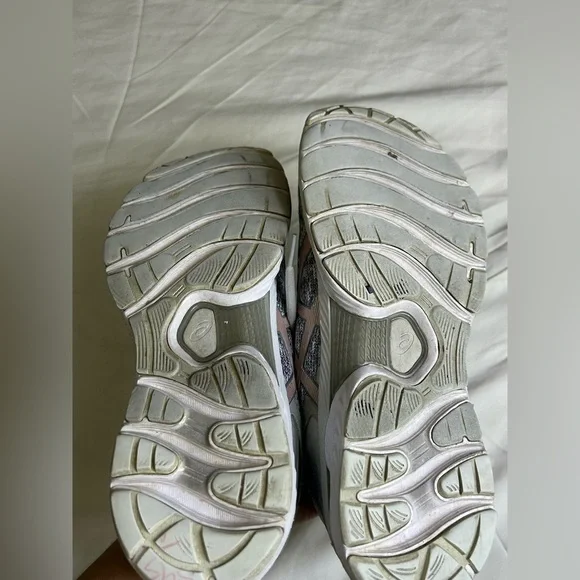 ASICS Womens Gel Nimbus 22 Gray White Gold Sz 9.5 Running Shoe Comfort - Picture 8 of 11